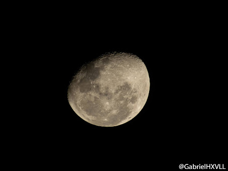 foto da lua tirada com a camera canon sx 60 hs super zoom