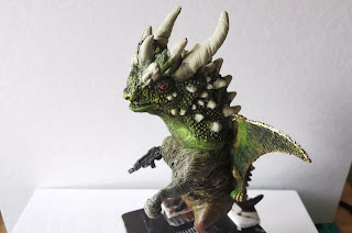 gotowa figurka potwora - monster ze starych plastikowych dinozaurów