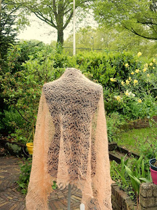TE KOOP:Zalmkleurige shawl /stola voor bruid of bruiloftsgasten.