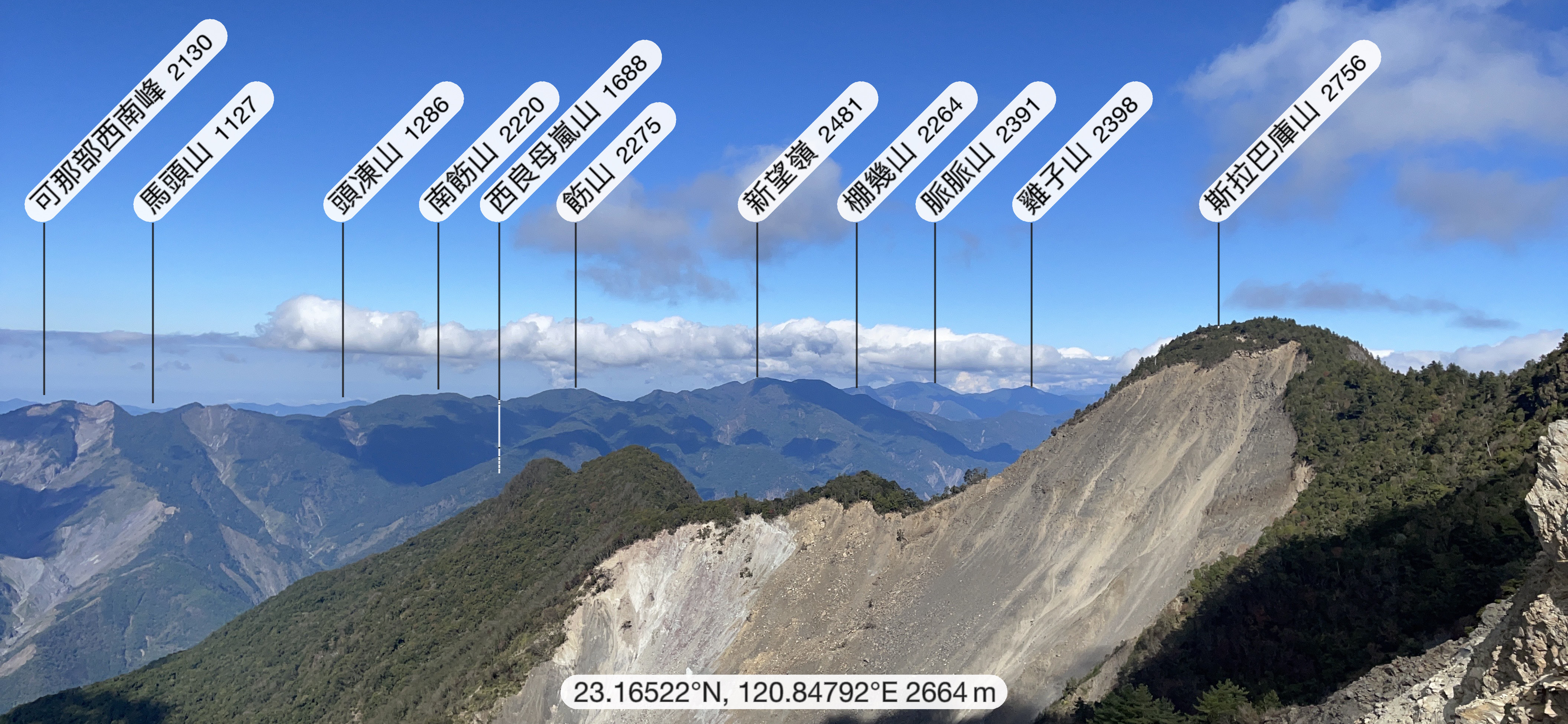 位在荖濃溪谷東岸的斯拉巴庫山位在崩壁頂端可眺望荖濃溪谷以及玉山山脈