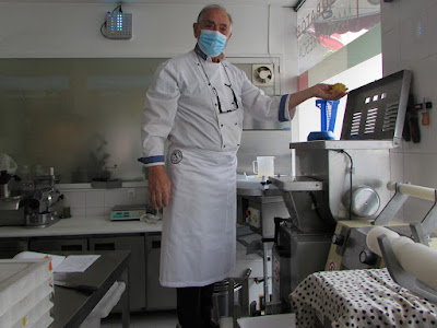 o chef Sérgio Crivelli mostrando o seu laboratório onde prepara as massas frescas