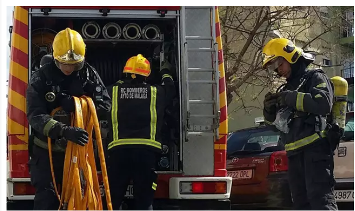 España: Evacuada al hospital una joven tras el incendio de un edificio en Málaga capital