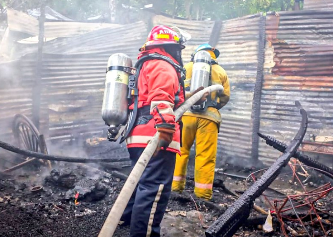 El Salvador: Bomberos apagan incendio desatado en casa de madera y láminas en Apopa