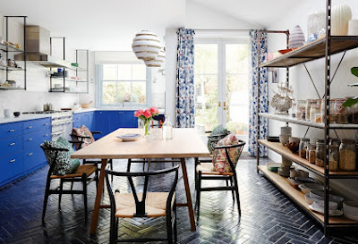 La casa de la diseñadora Suzy Hoodless combina un diseño distintivo y color de una manera confortable