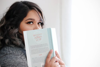 A lady studing a book to understand how she can setup online dropshipping business