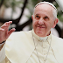 Em resposta a bispo no Brasil, Vaticano permite que transexuais recebam o batismo