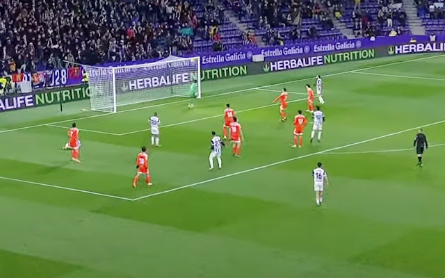 El balón disparado por Cristo se cuela por la escuadra ante la impotente mirada de Alfonso Herrero. REAL VALLADOLID C. F. 1 BURGOS C. F. 0. Sábado 08/01/2022, 18:15 horas. Campeonato de Liga de 2ª División, jornada 23. Valladolid, estadio José Zorrilla