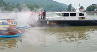 Rawan Kebakaran, Sat Polairud Latihan Padamkan Kebakaran di Kapal