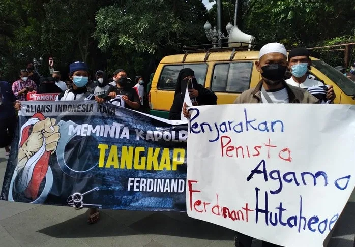 Gelar Aksi Demo, Sejumlah Massa di Solo Desak Kapolri Segera Tangkap Ferdinand Hutahaean