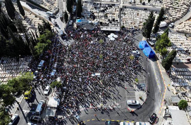 Netanyahu urges hostage families to forgive him and directs them to focus their pressure on Hamas instead.