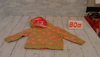 中古品　子供服　８０ｃｍ　ベージュ×ピンク　ハートプリント　フード付きジップアップパーカー　３３０円