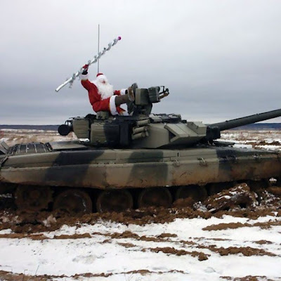 Santa Claus auf einem Panzer witzig