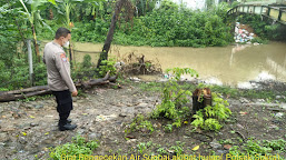 Polsek Sukra Jajaran Polres Indramayu Kontrol Debit Aliran Sungai Akibat Hujan di Wilkum Polsek Sukra.