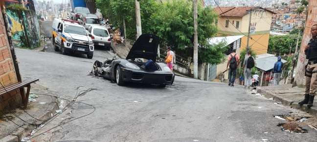 Veículo de luxo ficou destruído após o incidente