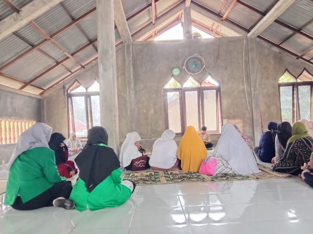Mahasiswa KKN PPM Kelompok 250 Ikut Pengajian Rutin di Meunasah Gampong Blang Weu Baroh, Dusun Masjid Baru