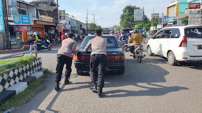 Aksi Sigap Personel Pos Pam Polresta Cirebon Bantu Mobil Pemudik Yang Mogok di Palimanan