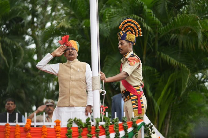 मध्यप्रदेश के मुख्यमंत्री शिवराज सिंह चौहान ने अपने निवास पर किया ध्वजारोहण