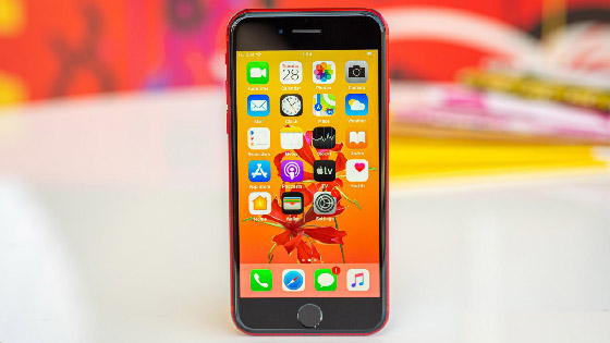 تعقد Apple حدثًا في 8 مارس حيث من المتوقع أن تكشف النقاب عن جهاز iPad Air محدث و iPhone SE جديد ، يُشاع أنه سيطلق عليه iPhone SE + 5G . من المتوقع أن يبدأ سعر iPhone SE الجديد من 300 دولار ، وأن يكون على رأسه A15 Bionic SoC. لم تؤكد شركة Apple هذه الشائعات كالمعتاد ، لكن المحلل الموثوق Ming-Chi Kuo أوضح "تنبؤاته" لجهاز iPhone SE الجديد ، والتي أكدت قليلاً حول شريحة A15 بينما كشفت أيضًا عن بعض المعلومات الجديدة.  يقول Kuo إن iPhone SE + 5G سيأتي بخيارات تخزين 64 جيجابايت و 128 جيجابايت و 256 جيجابايت وثلاثة ألوان - الأبيض والأسود والأحمر. سيكون عامل الشكل الخاص به مشابهًا لجهاز iPhone SE (2020) ، لكنك ستحصل الآن على دعم 5G (mmW و sub-6).  Apple iPhone SE (2020) Apple iPhone SE (2020) Apple iPhone SE (2020)  قال Kuo أيضًا أن iPhone SE 2022 سيدخل الإنتاج الضخم هذا الشهر ، ومن المتوقع أن تقوم شركة Apple بشحن 25-30 مليون وحدة من الهاتف الذكي في عام 2022.  مع بقاء الحدث على بعد ثلاثة أيام ، قد نرى المزيد من التفاصيل حول سطح iPhone SE 2022.