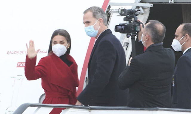 Queen Letizia wore a red catifa wool cashmere shawl-collar coat by Hugo Boss, and black trousers by Hugo Boss