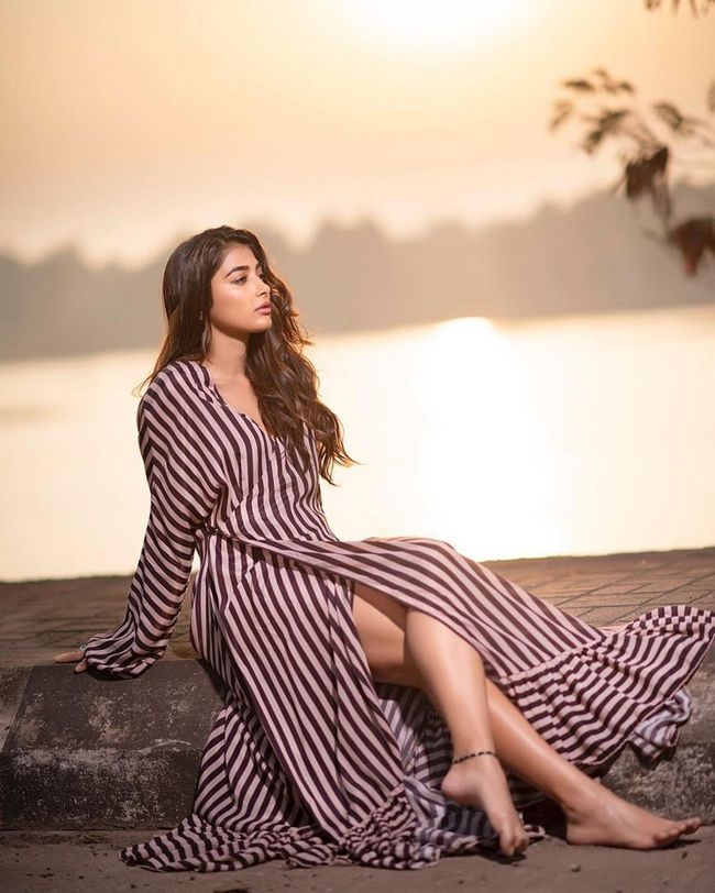 Actors Gossips: Breathtaking Vacation clicks of Pooja Hegde