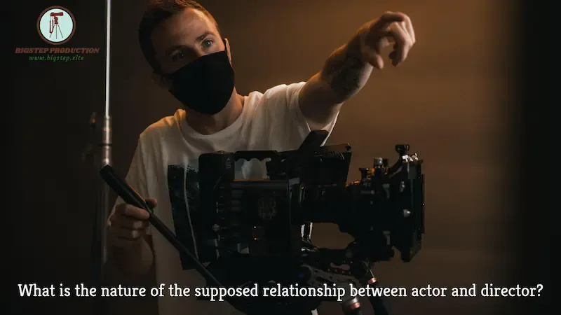 ما هي طبيعة العلاقة المفترضة بين الممثل والمخرج؟