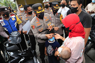 Presiden Jokowi Memberi Motor Kepada Seorang IRT yang Motornya Hilang Sebagai Driver Ojol