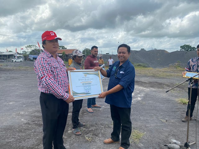 Upacara Detik Detik Proklamasi RI ke 78 Stockpile Terpadu Ditengah Hamparan Pasir