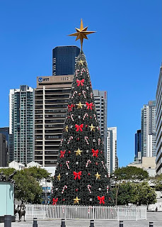 https://commons.wikimedia.org/wiki/File:Christmas_tree_outside_Brisbane_City_Hall,_Australia_in_2020,_01.jpg