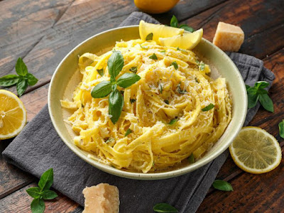 Tagliatelle cu sos de lămâie şi parmezan