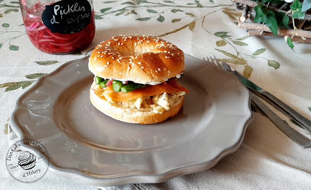 Bagel à la truite fumée, oeufs brouillés, asperges et pickles d'oignon rouge maison - Dans la cuisine d'Hilary