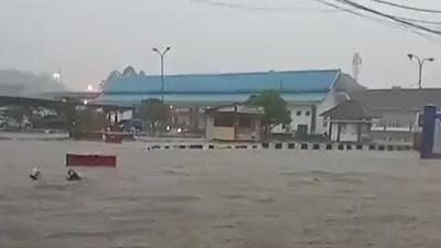 Banjir Sukabumi, Satu Unit Mobil di Sukaraja Terbawa Arus