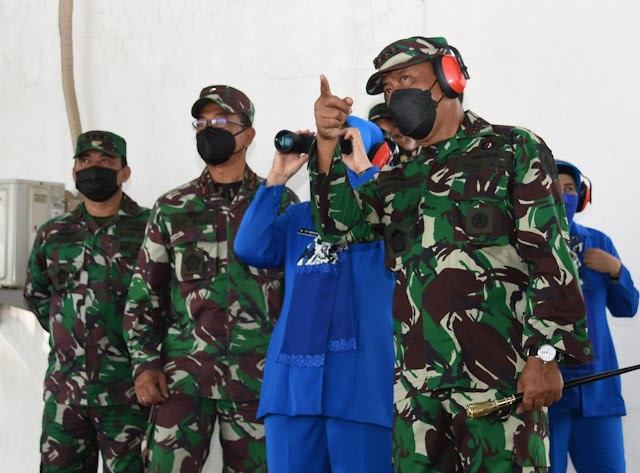 Dankodiklat TNI AL Tinjau Lattek Menembak Artileri dan Lattek Demolisi Siswa Pusdikpel. 
