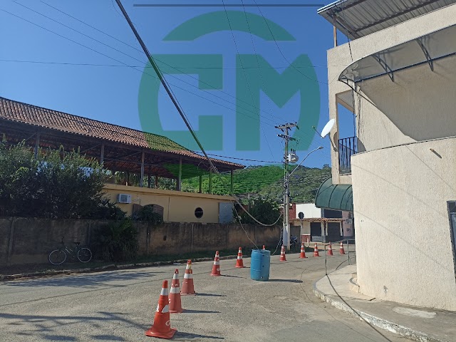 Cabo de telefonia da OI está caído na praça Tiradentes a uma semana 