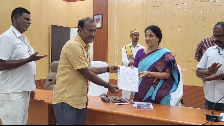  மினி பேருந்து சேவை தொடங்க ஆணைகளை மாவட்ட ஆட்சியர் கலைச்செல்வி வழங்கினார். 