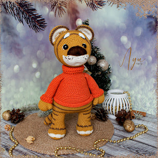 хлопковая вязаная игрушка ручной работы тигр луи в штанах handmade cotton knitted toy tiger louis in pants brinquedo de malha de algodão feito à mão tigre louis em calças