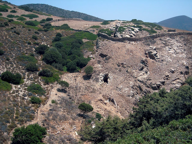 Κρασάδες: Μεταλλουργικές στοές αβέβαιης χρονολόγησης ανατολικά του νεκροταφείου.