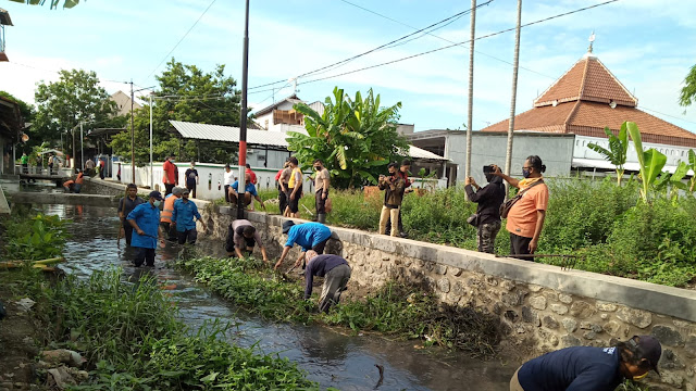 Antisipasi Banjir Polres Tegal Kota Bersih-bersih Sungai Ditiga Kelurahan