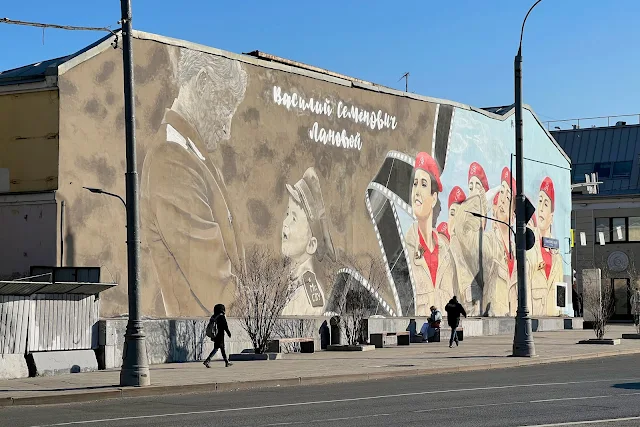 Таганская площадь, пропагандистское граффити «Василий Семенович Лановой»
