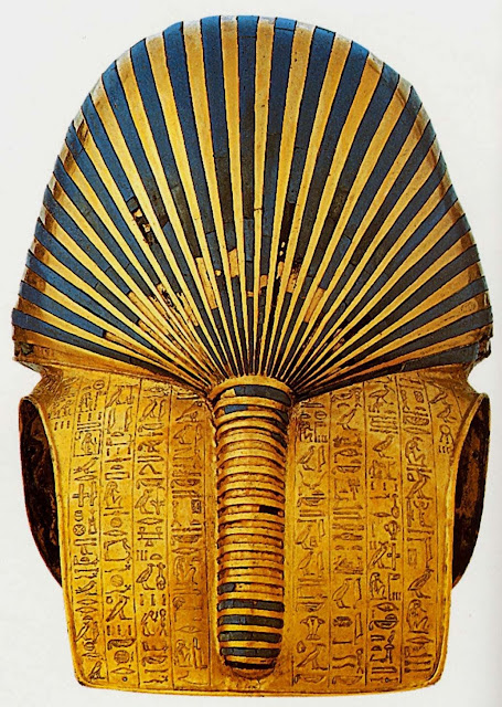 Погребальная маска фараона Тутанхамона (вид сзади)