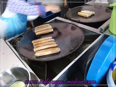 roti canai merecik cheese in action