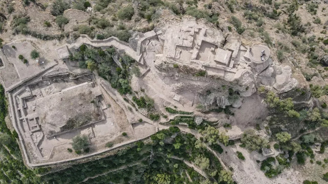 Gran parte del trabajo de los arqueólogos ha consistido en excavar la antigua fortaleza y otro templo en la "acrópolis" de las afueras de Barikot. (Crédito de la imagen: ISMEO/Ca' Foscari University of Venice)