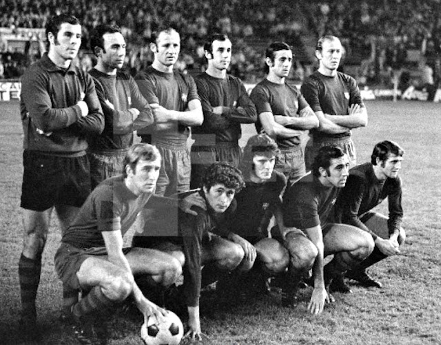 F. C. BARCELONA. Temporada 1972-73. Miguel Reina, Rifé, Gallego, Juan Carlos, De la Cruz, Marcial. Rexach, Martí Filosía, Barrios, Asensi y Pérez. CLUB ATLÉTICO DE MADRID 2 F. C. BARCELONA 0 Domingo 10/12/1972. Campeonato de Liga de 1ª División, jornada 14. Madrid, estadio Vicente Calderón