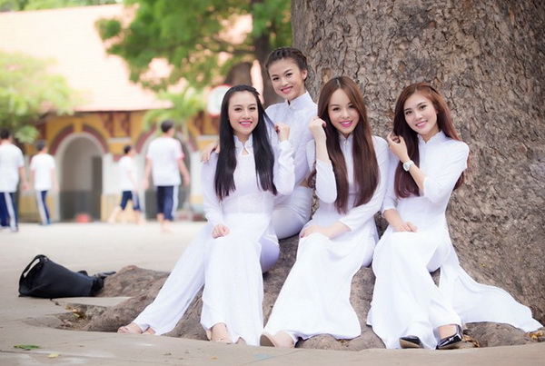 Bốn thiếu nữ áo dài trắng