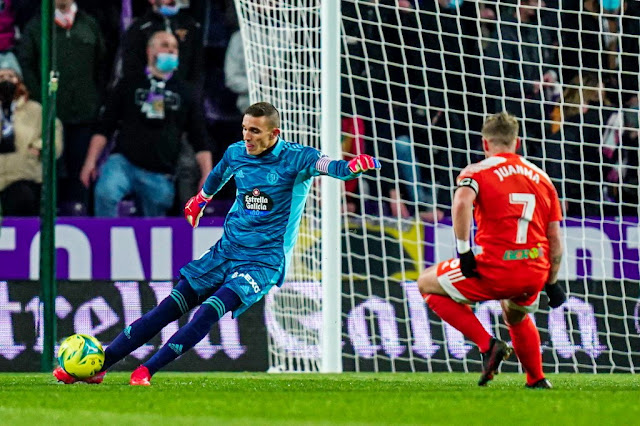 Masip despeja ante Juanma. REAL VALLADOLID C. F. 1 BURGOS C. F. 0. Sábado 08/01/2022, 18:15 horas. Campeonato de Liga de 2ª División, jornada 23. Valladolid, estadio José Zorrilla