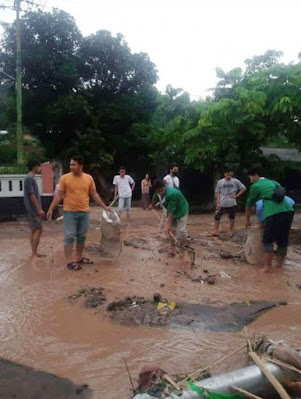 HIMMAH NW Kota Mataram Salurkan Bantuan Ke Korban Banjir Bandang di Desa Sesela.