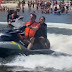 Bolsonaro ignora tragédia na BA, anda de jet ski e fala em manter folga em SC