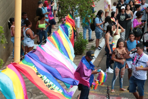 Prefeito em exercício Leo Bezerra veta Projeto de Lei que proíbe participação de crianças na parada LGBTQIA+