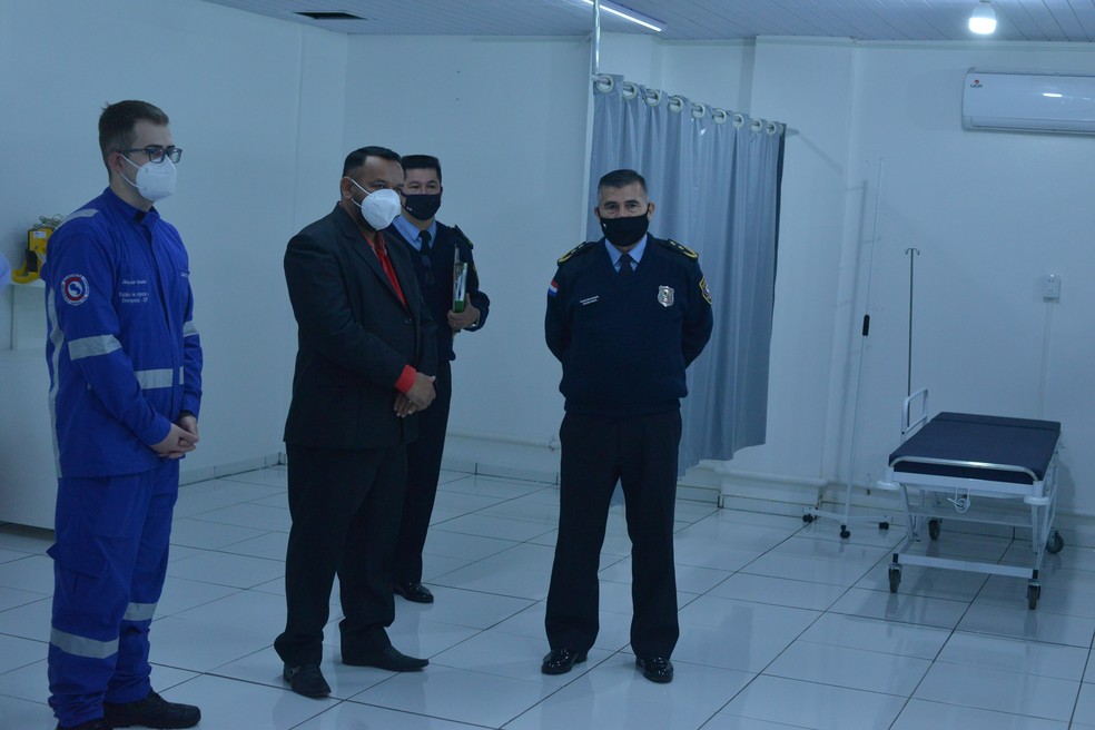 Diretores da UCP apresentam a Clínica Central para o chefe da Polícia Nacional do Paraguai — Foto: Assessoria