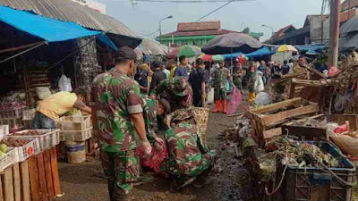 Babinsa Koramil 0621-16/Leuwiliang  Giat Pembersihan Sampah di Area Lingkungan Pasar Leuwiliang.