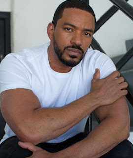 Laz Alonso posing for picture